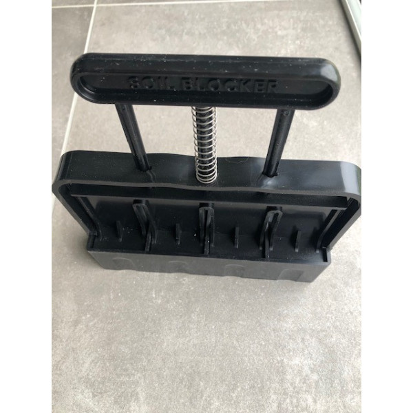 Presse motte, 4 mottes, plastique rigide noir