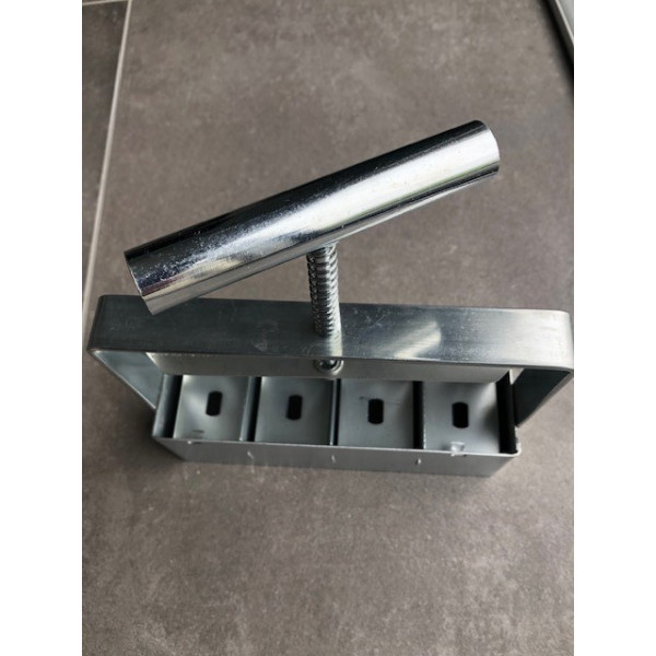 Presse motte 4 mottes de 4 cm en acier inoxydable
